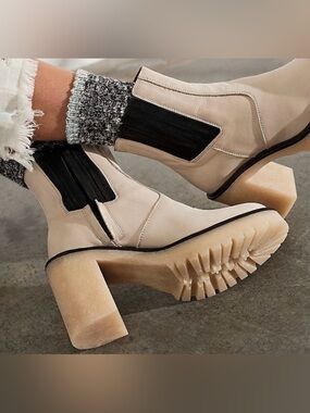Free People Cream Chelsea Lug-Heel Ankle Boots Size 9.5 (NEW IN BOX)